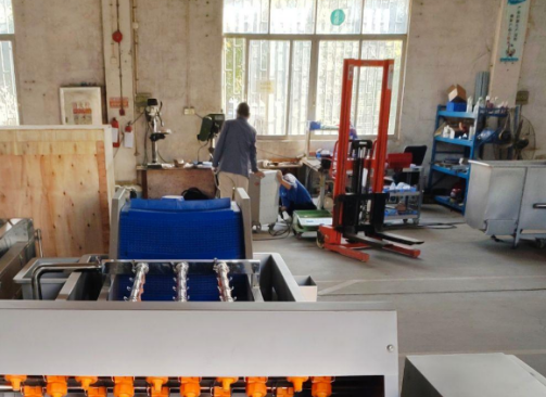 洗菜機(jī)制造廠用手動液壓堆高車運(yùn)輸重物