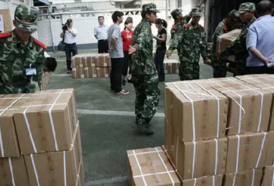 成捆高考試卷太重，印刷廠職工使用手動(dòng)液壓搬運(yùn)車(chē)更省力