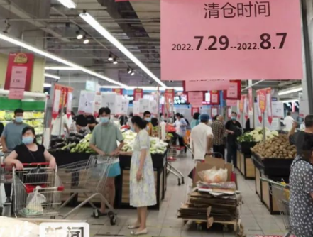 石家莊兩大知名連鎖超市撤店，店員用液壓搬運車搬運貨柜