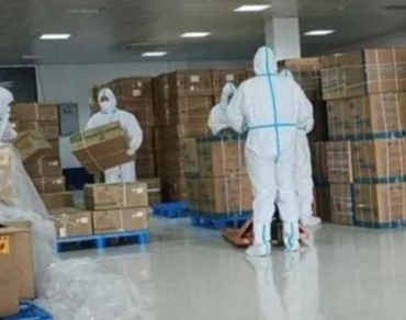 為保供，消防員利用手動液壓搬運車調運物資